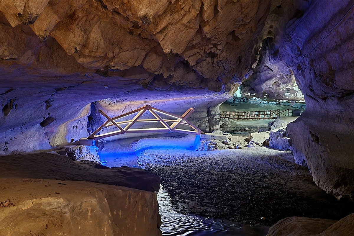 Obiective turistice - Peștera Bolii